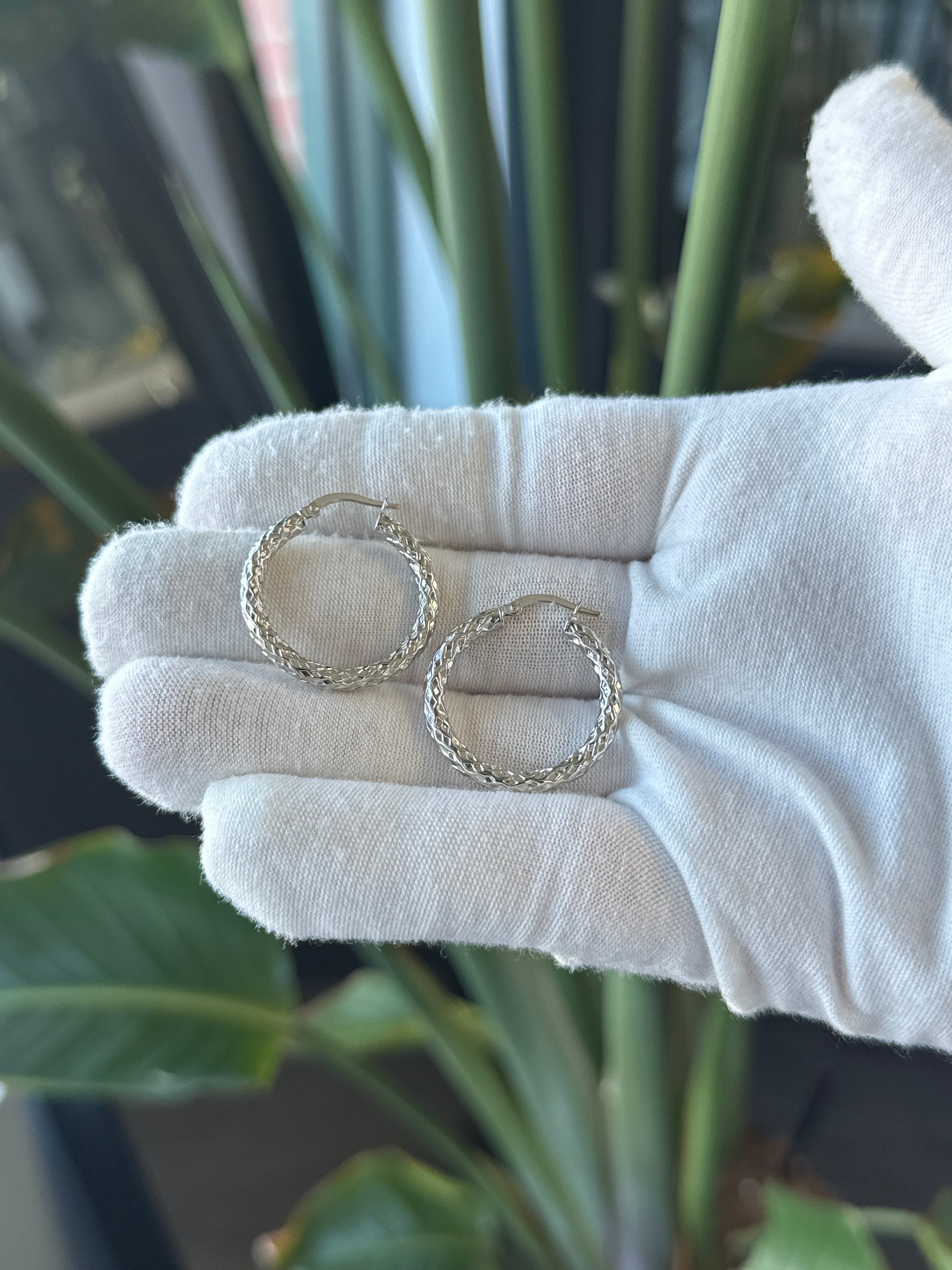 14k White Gold Diamond Cut Hoop Earrings | 1" - General Design Jewelers